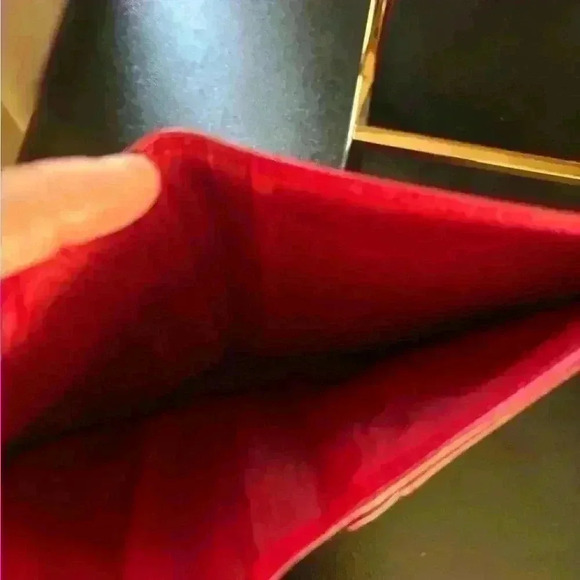 Gorgeous Chanel red leather bi fold wallet. Condition is rare, comes with box - Picture 10 of 12